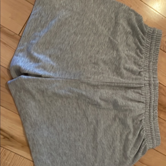 Aritzia lounge shorts - Picture 3 of 4